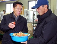 한경호 경남지사 권한대행, 농산물·축제 현장 둘러봐