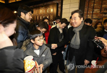 극장서 시민과 인사하는 이낙연 국무총리