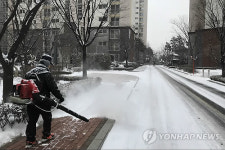 외식 한번 덜하면 되죠 경비원 손 잡은 아파트 주민들
