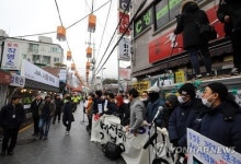 서촌 궁중족발 또 강제집행 시도…맘상모 회원들 제지