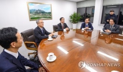조명균 고위급회담 후 첫 실무접촉…의미있고 중요