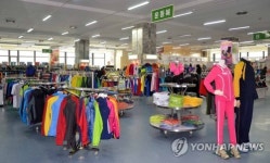 광복지구상업중심에 진열된 상품들