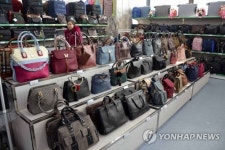 광복지구상업중심에 진열된 상품들