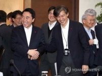 얘기 나누는 조국 민정수석과 박수현 대변인