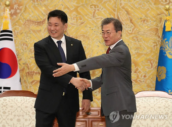 문 대통령, 후렐수흐 몽골 총리와 악수