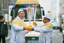 이필재 kt 부사장-가수 마이크로닷, 성화 토치키스