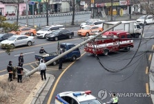 세검정 신영동삼거리 전봇대 넘어져