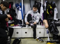 개인 장비 점검 중