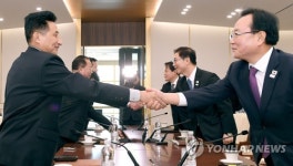 악수하는 남북 차관급 실무회담 대표단
