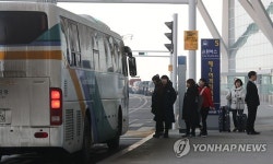 제1여객터미널 행 셔틀버스 타는 직원들