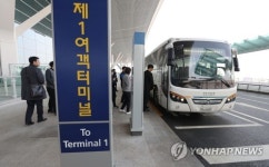 제1여객터미널 행 셔틀버스 타는 직원들