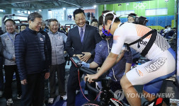 문 대통령, 웨이트 트레이닝센터 훈련 참관