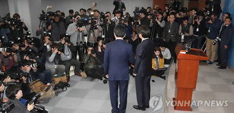 시선 집중 안철수-유승민 '통합 공동선언'