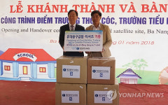 베트남 초등분교 완공식서 선물 전달 설동호 대전교육감