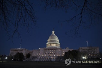 미 연방정부 4년여만에 '셧다운'…필수기능 외 일시정지