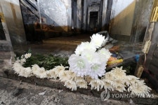 처참한 현장 앞에 놓인 국화꽃