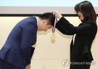 메달 수여받는 유승민