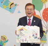 문 대통령, 66번째 생일 어린이들의 손글씨 선물받고 함박웃음