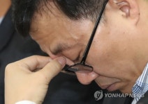 고민하는 태양광 업체 관계자