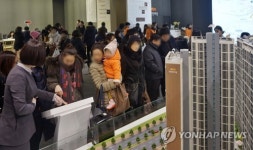 사람들로 붐비는 이편한세상 온수역 견본주택