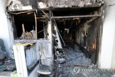 모두 타버린 병원 입구