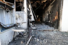 모두 타버린 병원 입구