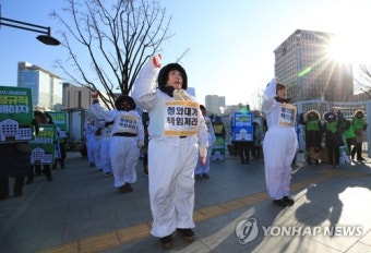 고용안정 촉구하는 학교 비정규직 노동자