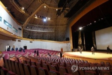 금강산 문화회관 상태 점검하는 남측 선발대