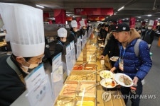 붐비는 미디어빌리지 식당
