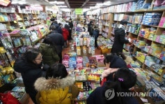 신학기 맞아 붐비는 문구 도매점