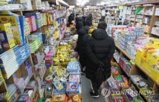 신학기 맞아 붐비는 문구 도매점