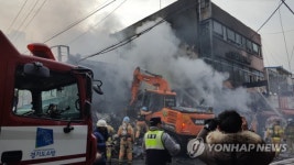 평택 통복시장 화재 진압하는 소방대원들