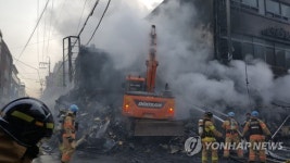 평택 통복시장 화재 진압하는 소방대원들