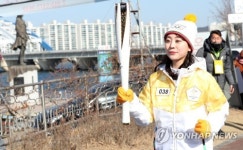 소양강변 달리는 성화