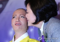 로봇 소피아 와 입맞춤 하는 박영선 의원