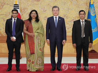 주한 방글라데시 대사와 기념 촬영하는 문 대통령