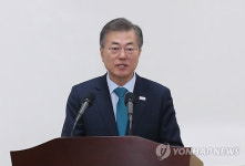 문 대통령, 태양광 셀 공장 찾은 까닭은…일자리 나눔 모범