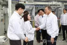 한화큐셀 생산라인 시찰하는 문 대통령