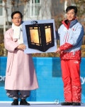 최명희 강릉시장, 김기훈 선수촌장에게 기념품 전달