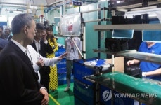 백운규 장관, 삼성전자 협력업체 방문