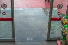 자동문 센서 사각지대로 들어가다 쾅…법원 마트 책임