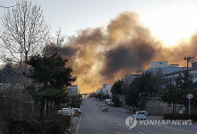 화재 연기 자욱한 공단 하늘
