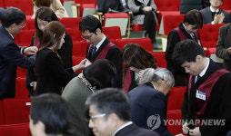 가족들이 입혀주는 법복