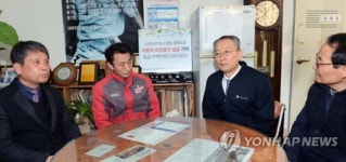 백운규 산업장관, 주유소 찾아 최저임금 인상 필요 강조