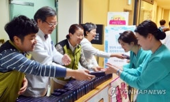 핸드크림 나눠주는 건양대병원장과 노조지부장