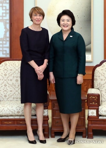 김정숙 여사, 독일 대통령 부인과 환담