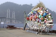 가우도 앞 물고기 조형물