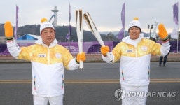 [올림픽] 성화 봉송하는 이희범과 김일순