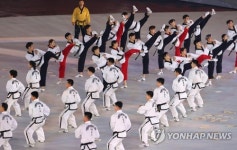 [올림픽] 함께 공연하는 남북 태권도 공연단