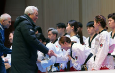 [올림픽] 선수들과 악수하는 장웅 IOC 위원